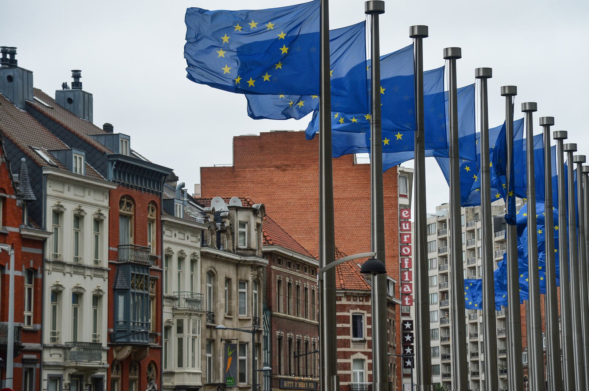 Флаги с символикой Евросоюза у здания Еврокомиссии - ПРАЙМ, 1920, 27.07.2022