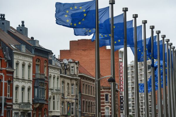 %Флаги с символикой Евросоюза у здания Еврокомиссии в Брюсселе