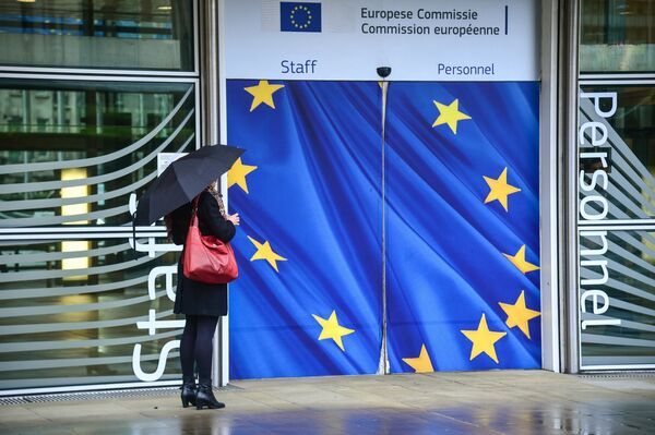%Вход в здание Еврокомиссии в Брюсселе