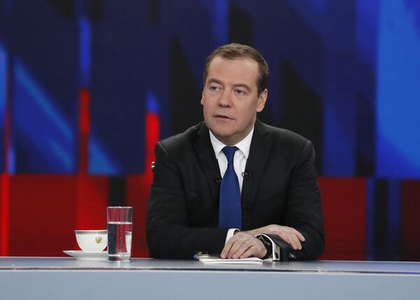 %Интервью Премьер-министра РФ Д. Медведева российским телеканалам