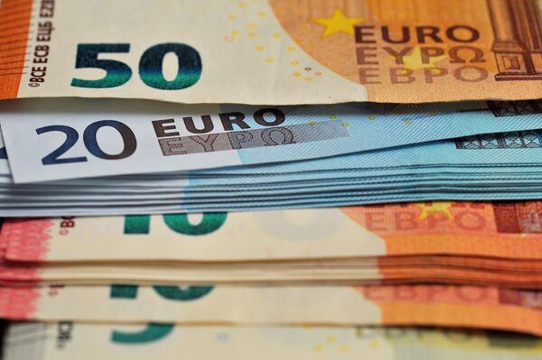 %Банкноты номиналом 10 , 20 и 50 евро