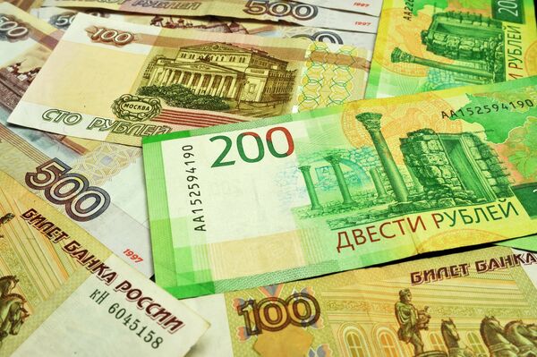 %Банкноты номиналом 100, 200 и 500 рублей