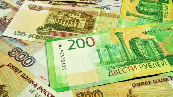 %Банкноты номиналом 100, 200 и 500 рублей