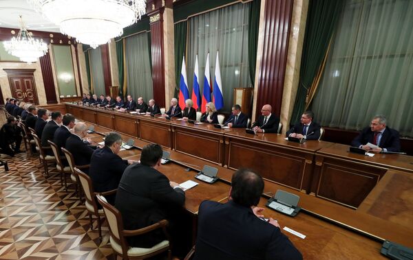 %Президент РФ В. Путин провел встречу с новым правительством РФ