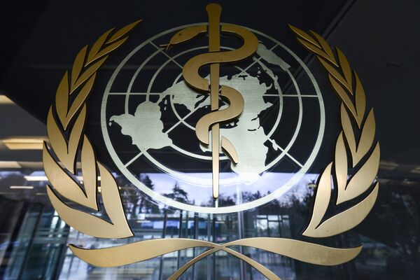 %Эмблема Всемирной организации здравоохранения на входе в здание штаб-квартиры организации в Женеве