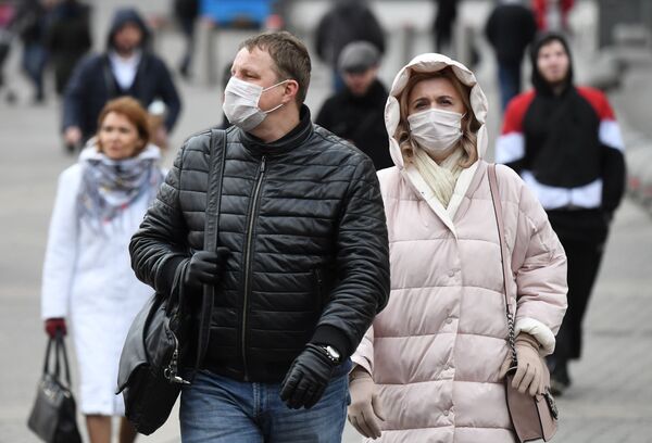%Люди в медицинских масках в Москве