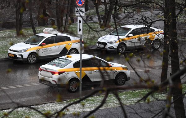 Автомобили службы Яндекс Такси.