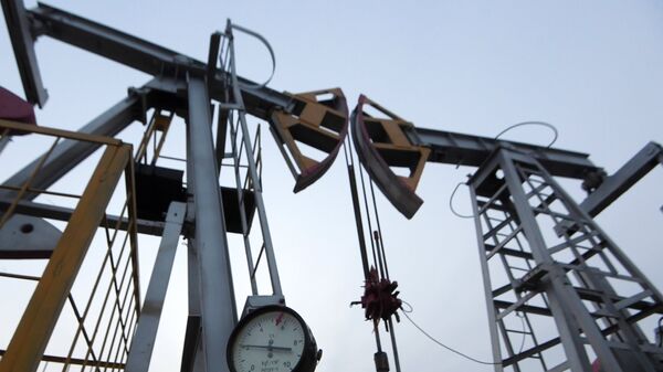 Котировки нефтяных фьючерсов снижаются на данных по запасам
