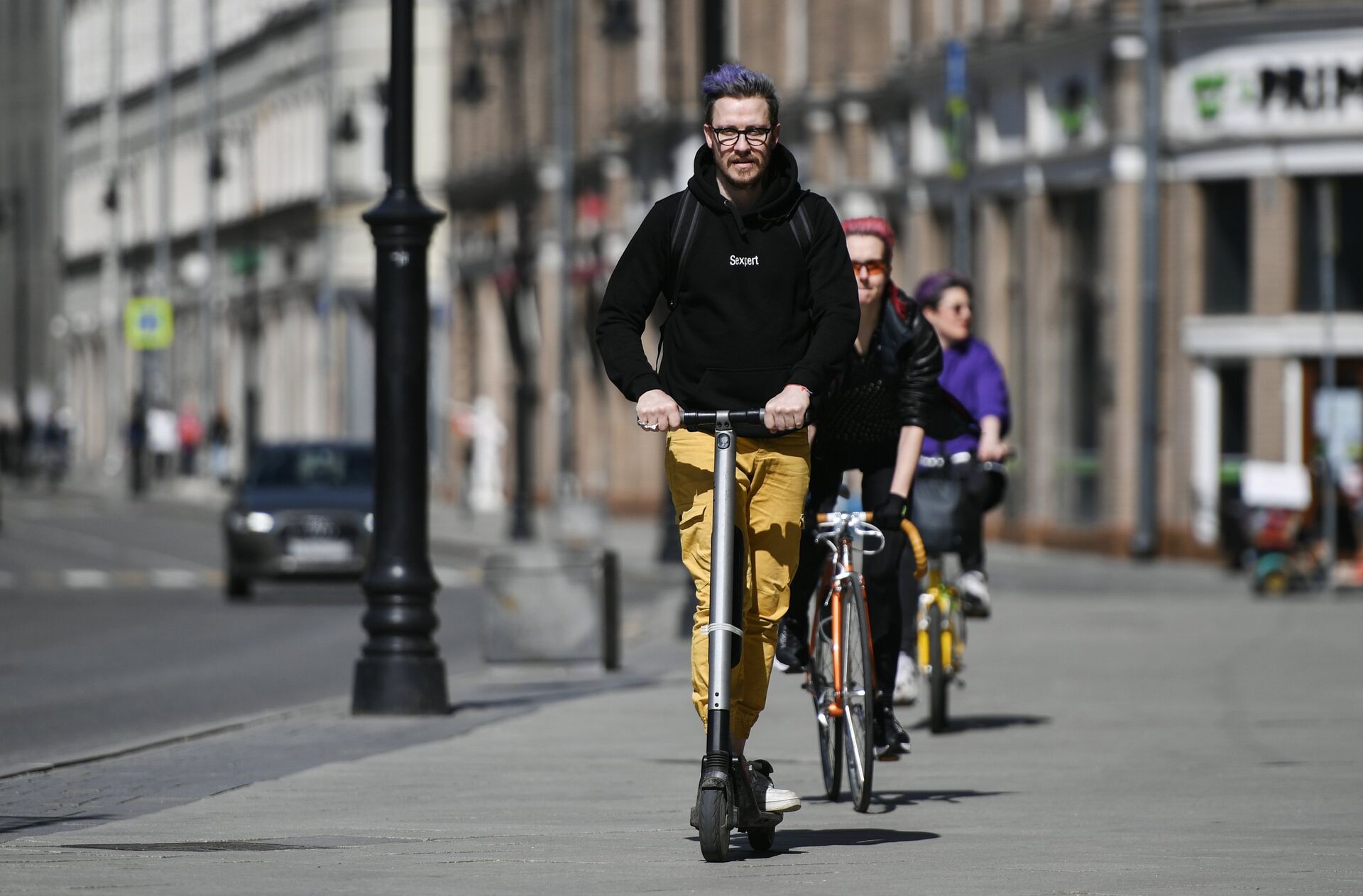 Жители Москвы едут по улице на велосипедах и самокатах. - ПРАЙМ, 1920, 02.05.2022