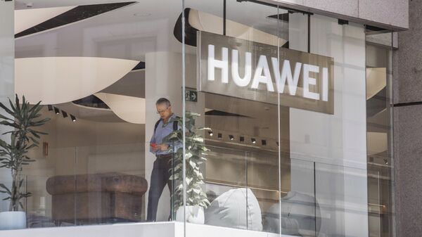 %Флагманский магазин Huawei в Мадриде