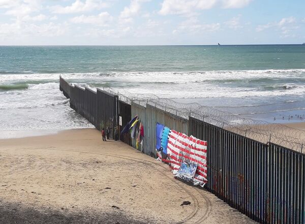 %Пограничная стена с США в мексиканской Тихуане.
