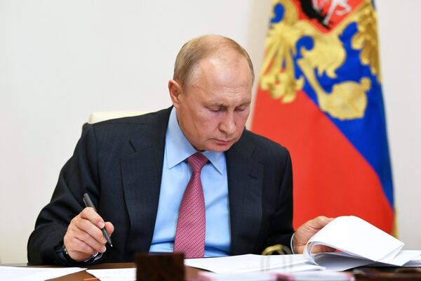 %Президент РФ В. Путин провел совещание по ситуации на рынке труда
