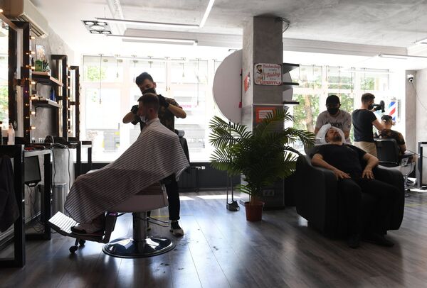 %Салоны красоты и парикмахерские возобновили работу в Москве