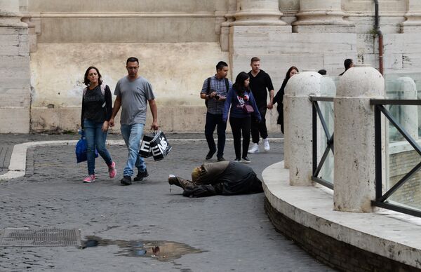 %Туристы на площади Венеции в Риме