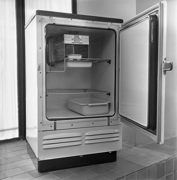 Холодильник Саратов производства Саратовского электроагрегатного производственного объединения (СЭПО).