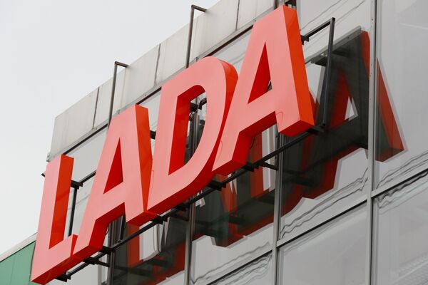 Вывеска салона Lada в Москве.