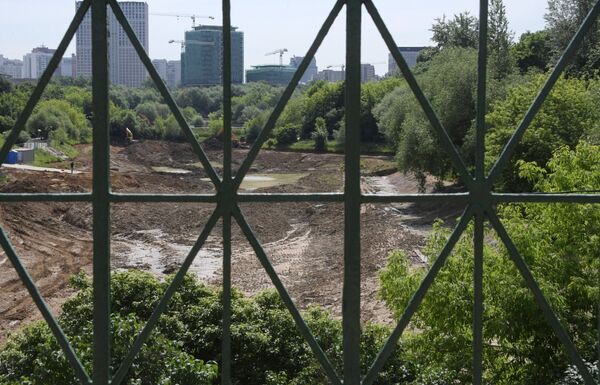 Забор перед парком Удальцовские пруды в Москве