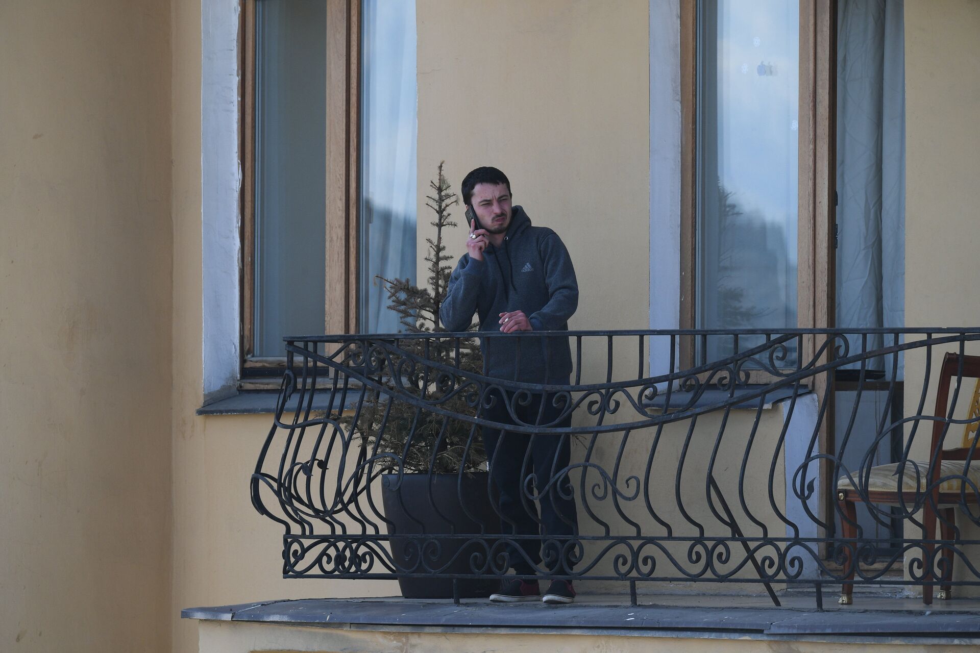  Мужчина курит на балконе - ПРАЙМ, 1920, 21.10.2020