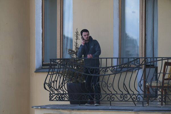 Мужчина курит на балконе