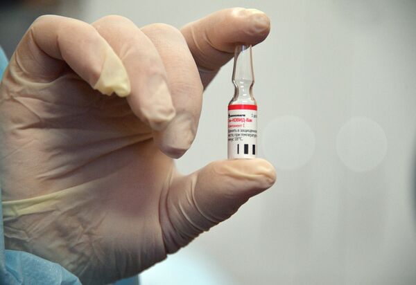  Вакцинация добровольцев российским препаратом от коронавируса Спутник V