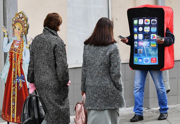  Промоутер в костюме смартфона с треснувшим экраном