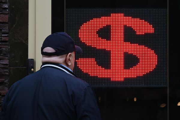 %Электронное табло со знаком доллара на одной из улиц в Москве