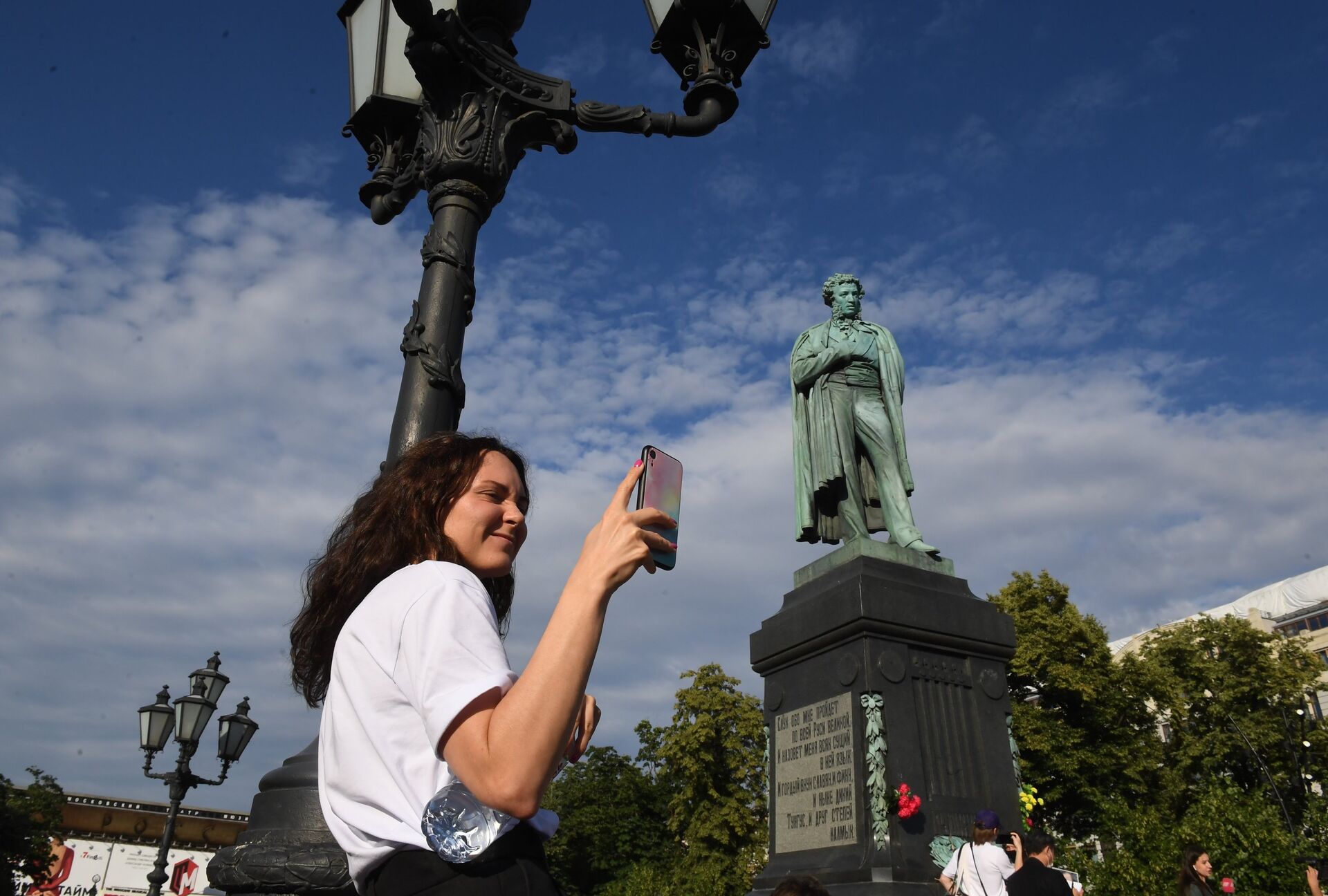 Девушка со смартфоном на Пушкинской площади в Москве - ПРАЙМ, 1920, 18.11.2020