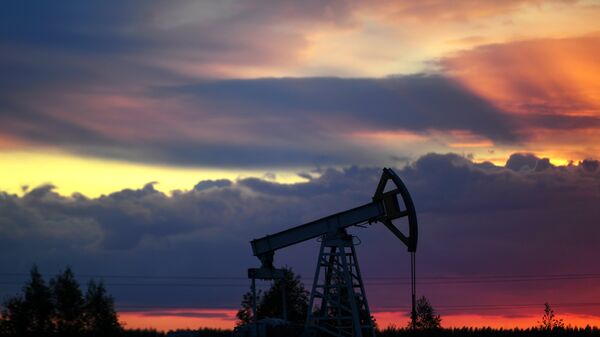 Нефтяные фьючерсы растут на сокращении запасов сырой нефти и бензина в США