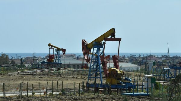 Добыча нефти в пригороде Баку