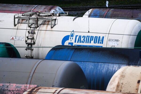 Товарные составы на железнодорожной станции Яничкино, Газпром