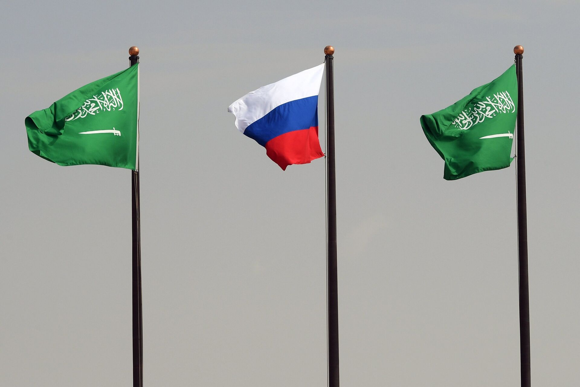 Государственные флаги РФ и Саудовской Аравии в аэропорту имени короля Халеда в Эр-Рияде - ПРАЙМ, 1920, 24.04.2023