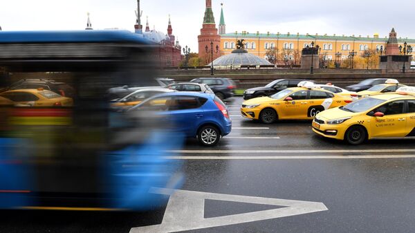 Выделенная полоса для общественного транспорта на Моховой улице в Москве.