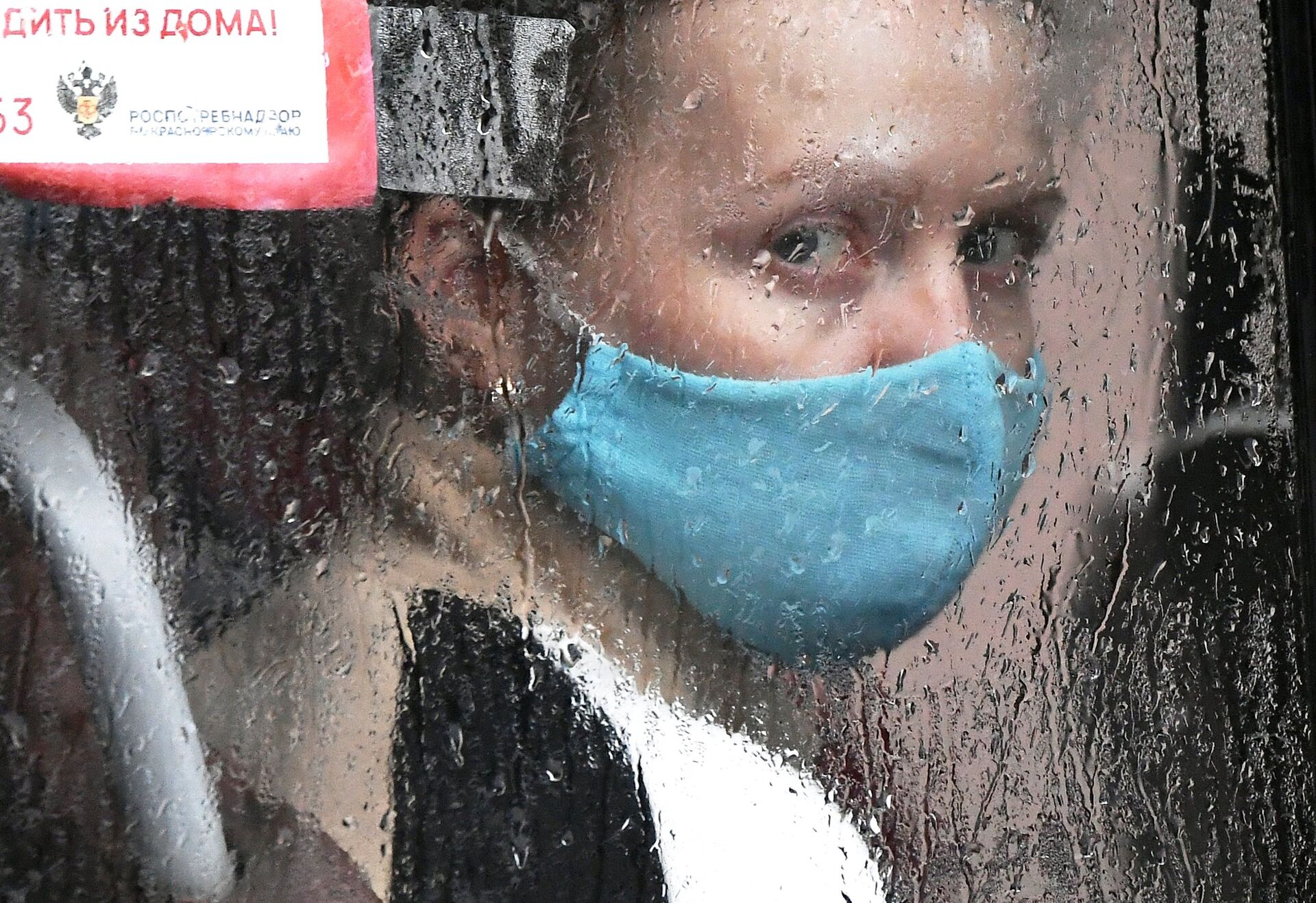 Девушка в пассажирском автобусе во время дождя в Красноярске - ПРАЙМ, 1920, 30.12.2020