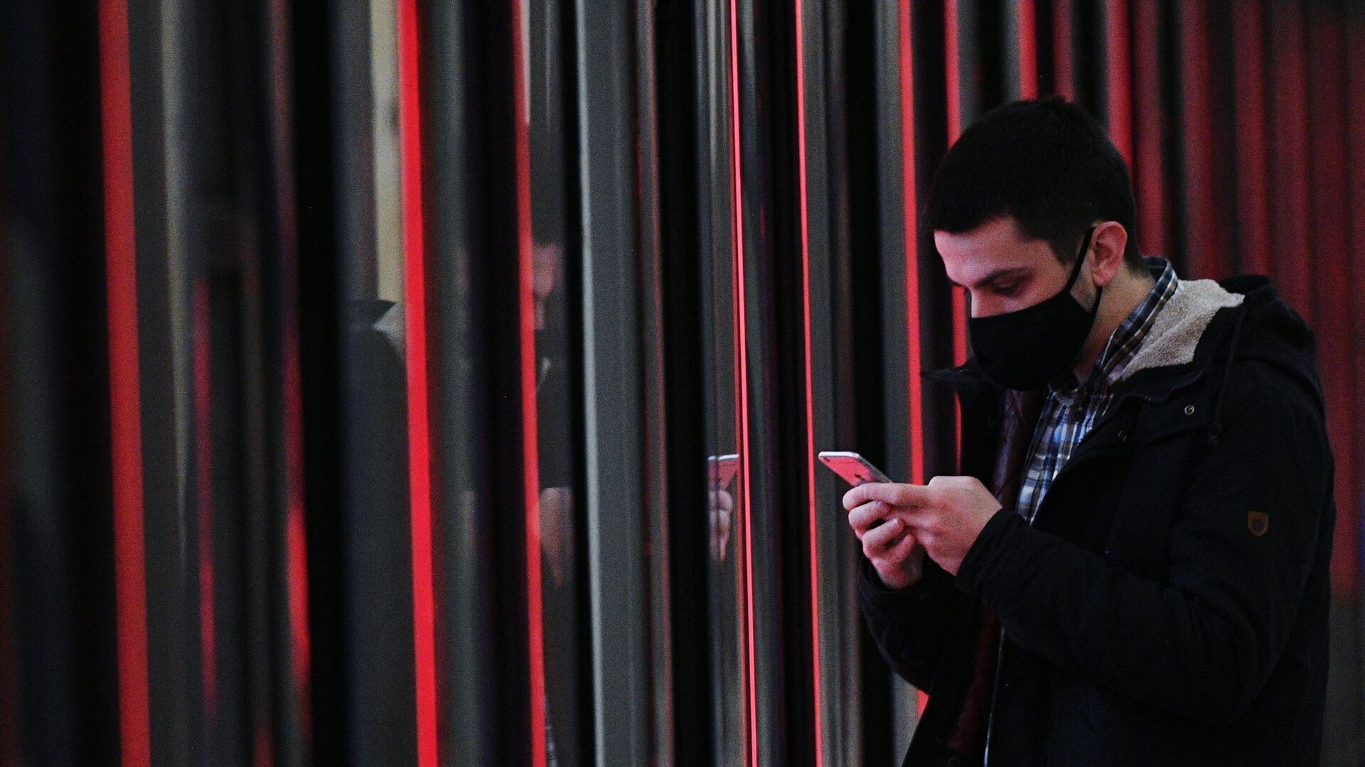 Мужчина со смартфоном в метро - ПРАЙМ, 1920, 11.02.2021
