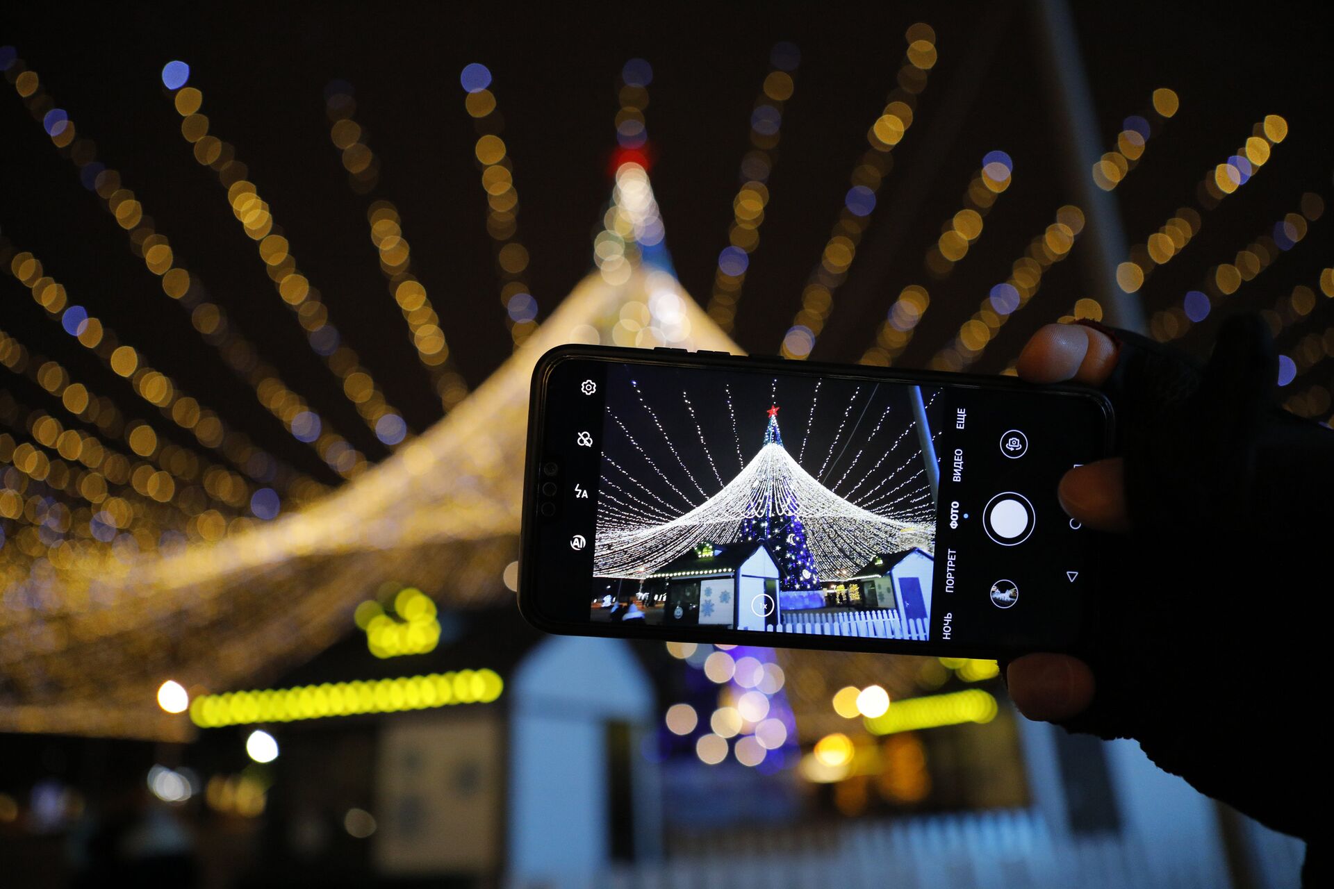 Экран смартфона с изображением новогодней елки - ПРАЙМ, 1920, 08.01.2021