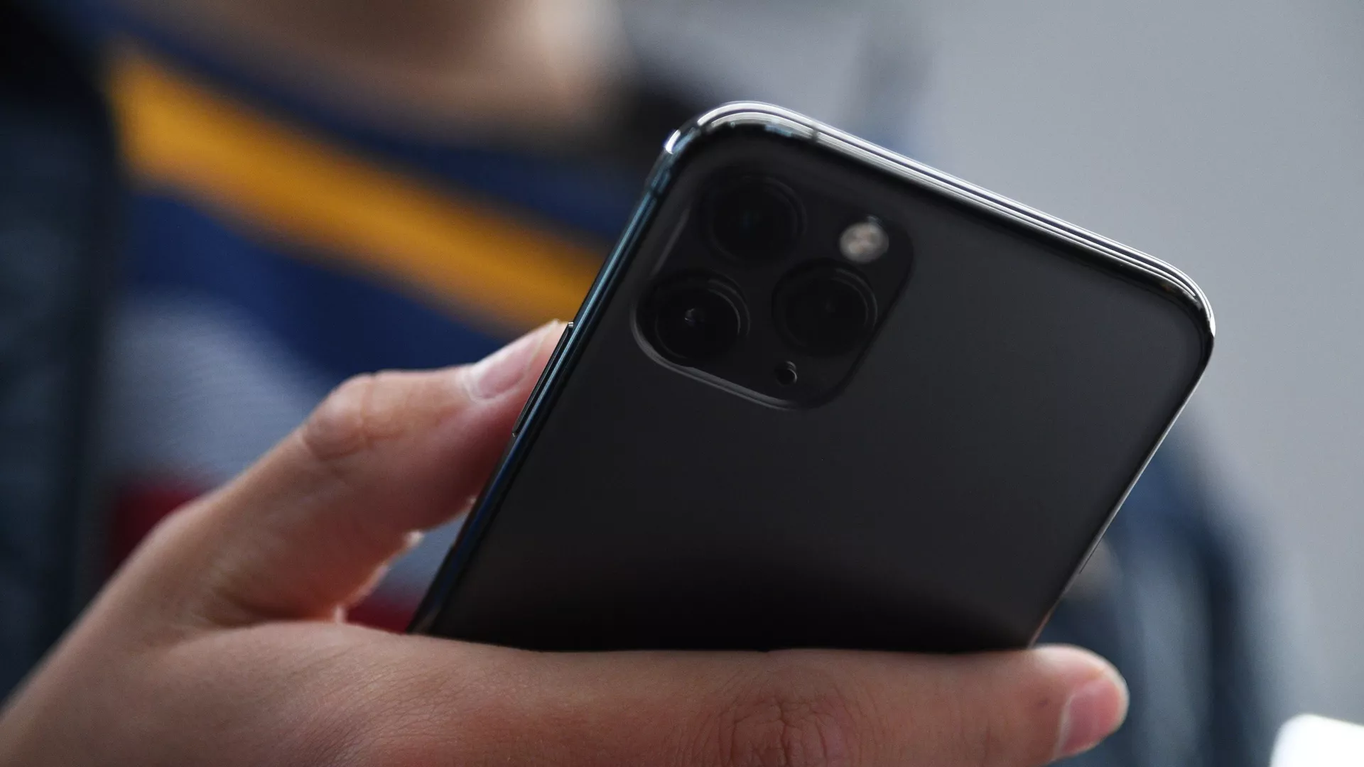 Cмартфон компании Apple в руках покупателя Cмартфон компании Apple в руках покупателя - ПРАЙМ, 1920, 29.01.2022