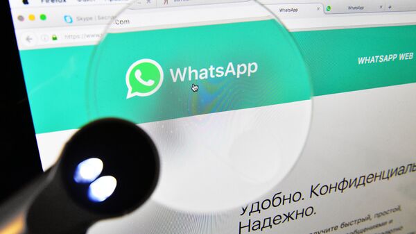 Веб-страница мессенджера WhatsApp на экране компьютера