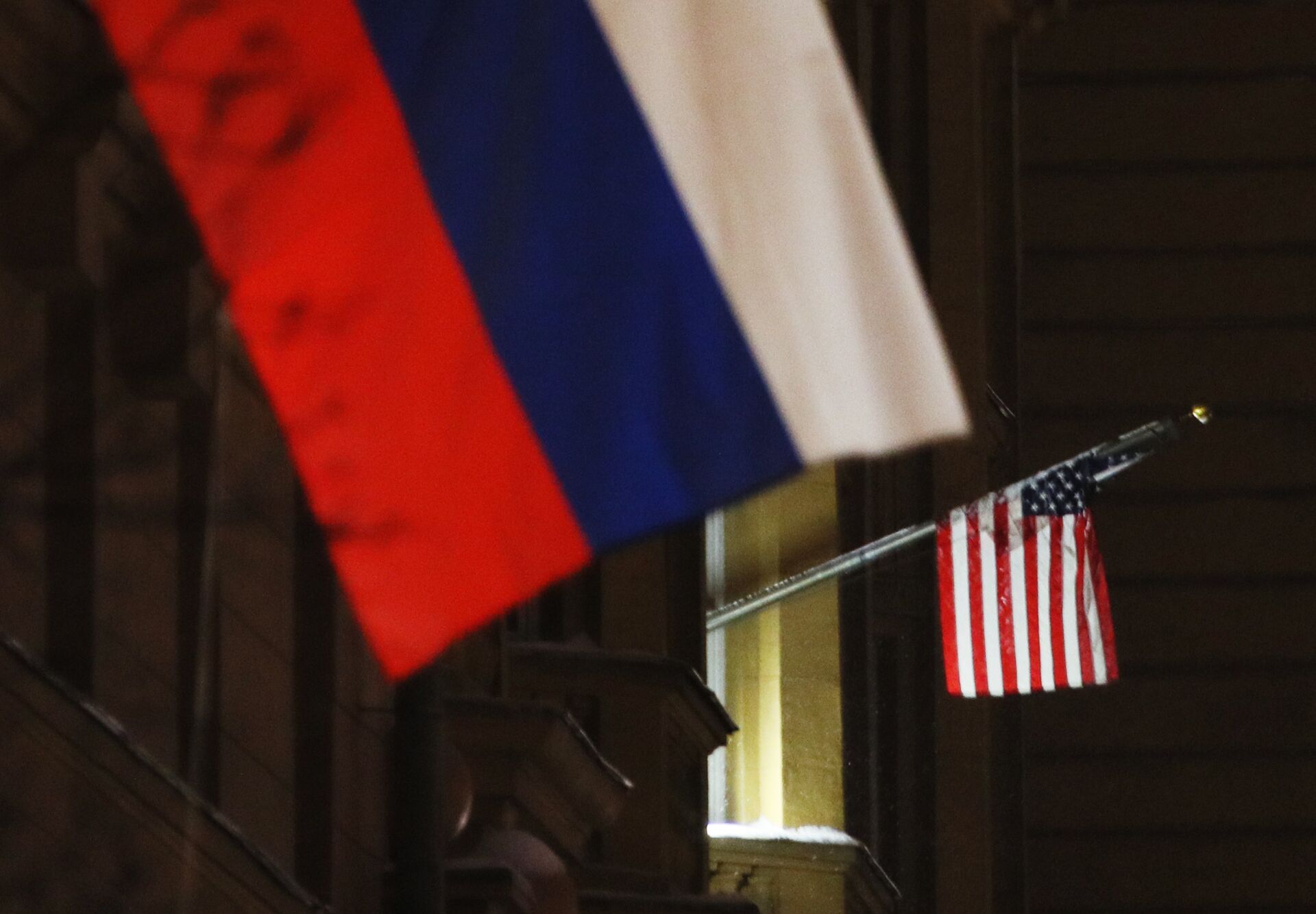 Флаги России и США на здании посольства США - ПРАЙМ, 1920, 12.01.2021