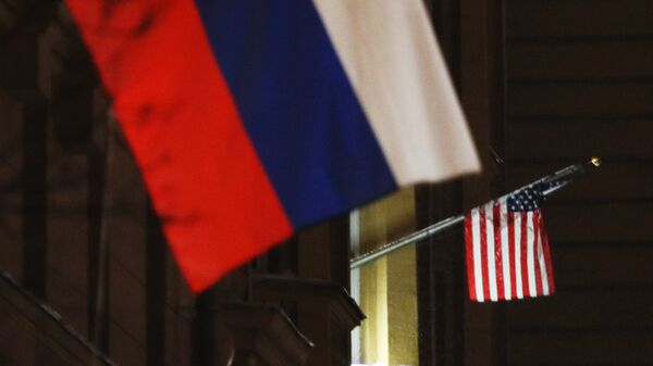 Флаги России и США на здании посольства США