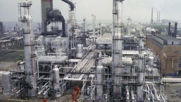 Нефтеперерабатывающий завод.