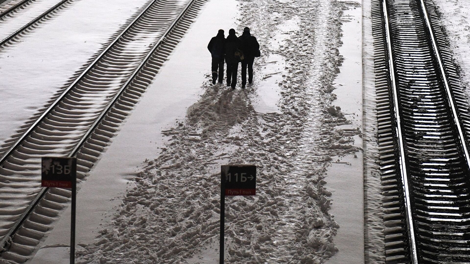 Пассажиры на перроне железнодорожного вокзала - ПРАЙМ, 1920, 28.10.2021