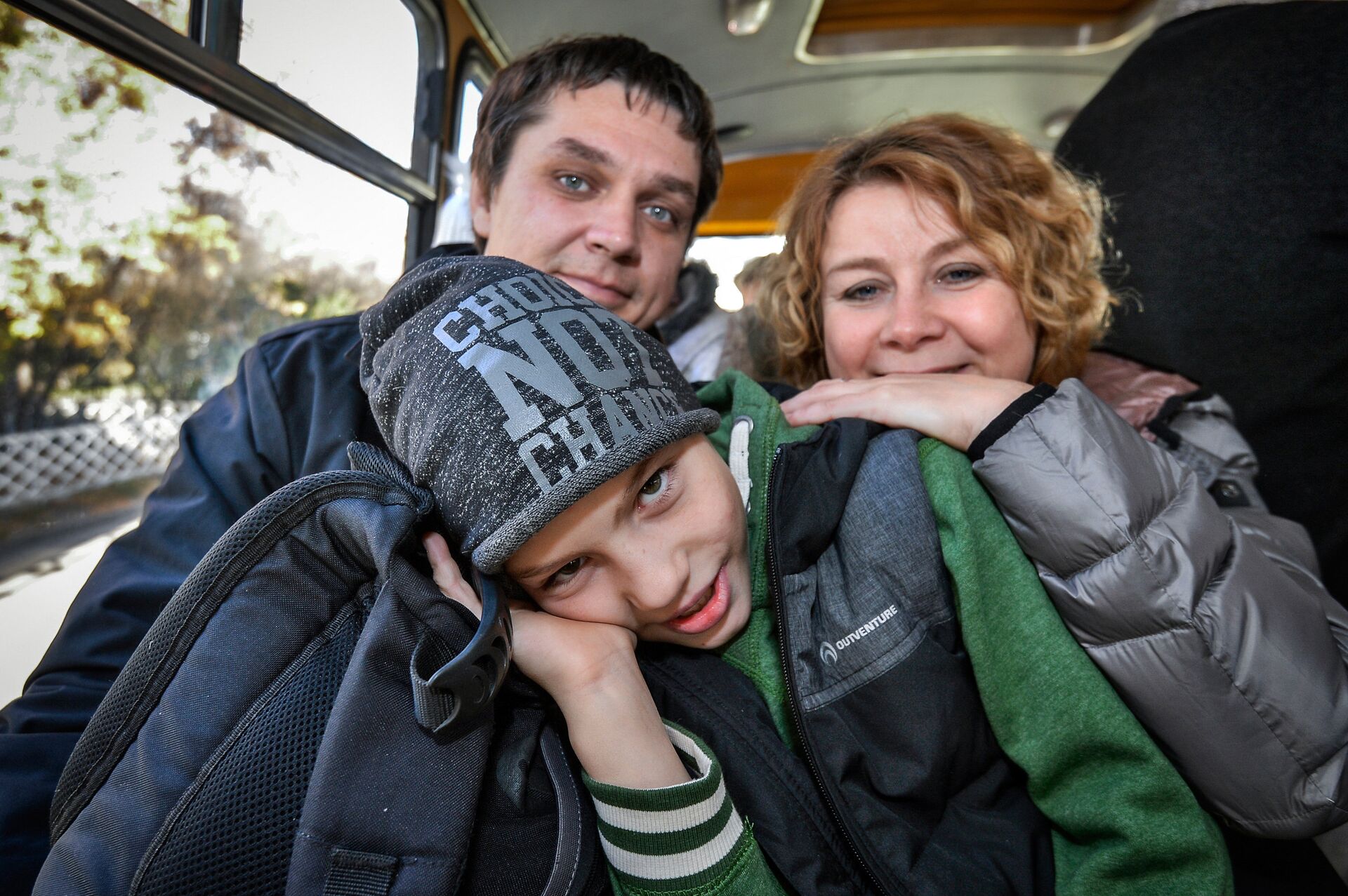 Участники благотворительной программы Поезд надежды с усыновленным мальчиком в салоне автобуса перед отъездом в аэропорт Иркутска. - ПРАЙМ, 1920, 02.02.2021