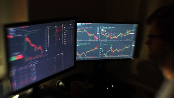 Трейдер во время удаленной работы в Москве.