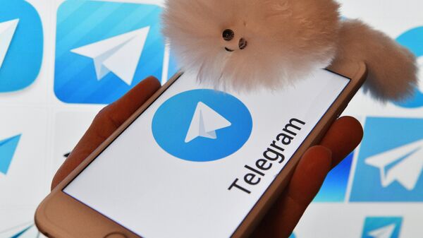 Логотип мессенджера Telegram на экранах смартфона и компьютера.