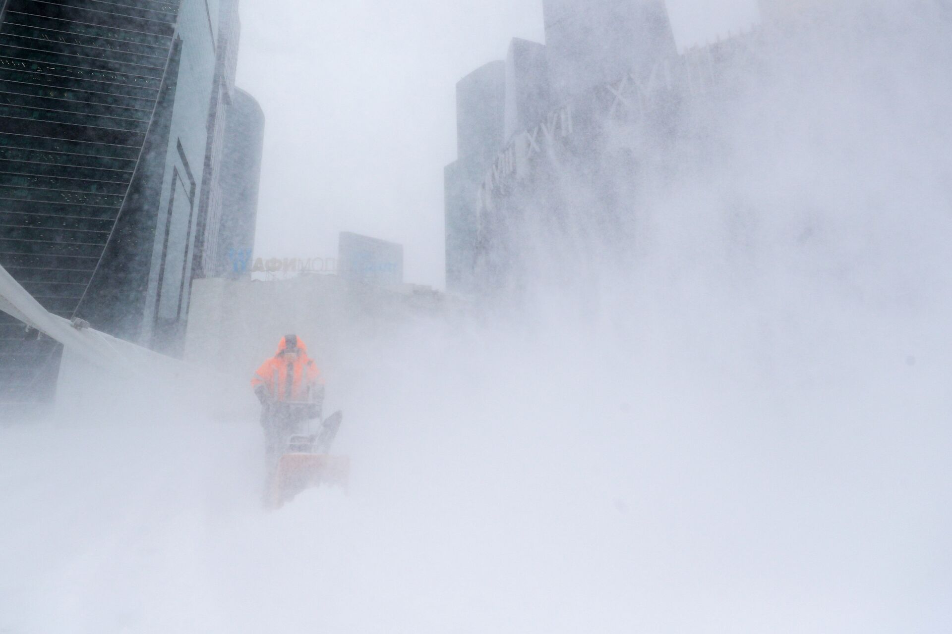 Сотрудник коммунальной службы убирает снег с площади у делового центра Москва-сити - ПРАЙМ, 1920, 15.02.2021