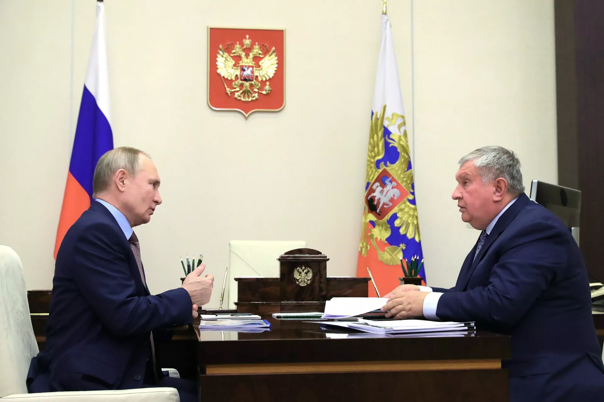 Президент РФ В. Путин встретился с главой компании Роснефть И. Сечиным - ПРАЙМ, 1920, 15.02.2021