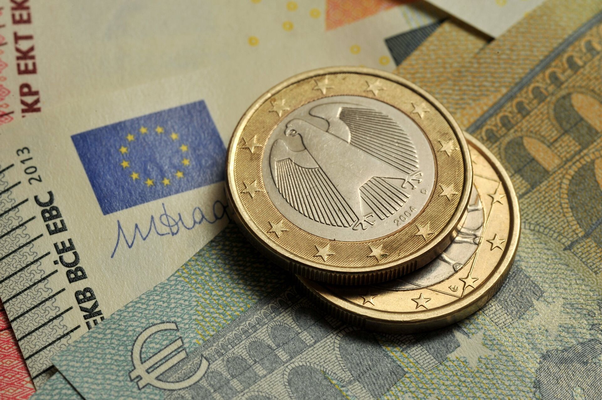 Монеты номиналом 1 евро и банкноты евро различного номинала - ПРАЙМ, 1920, 04.06.2021