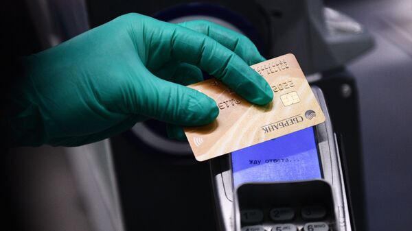 Покупатель оплачивает покупку банковской картой на кассе