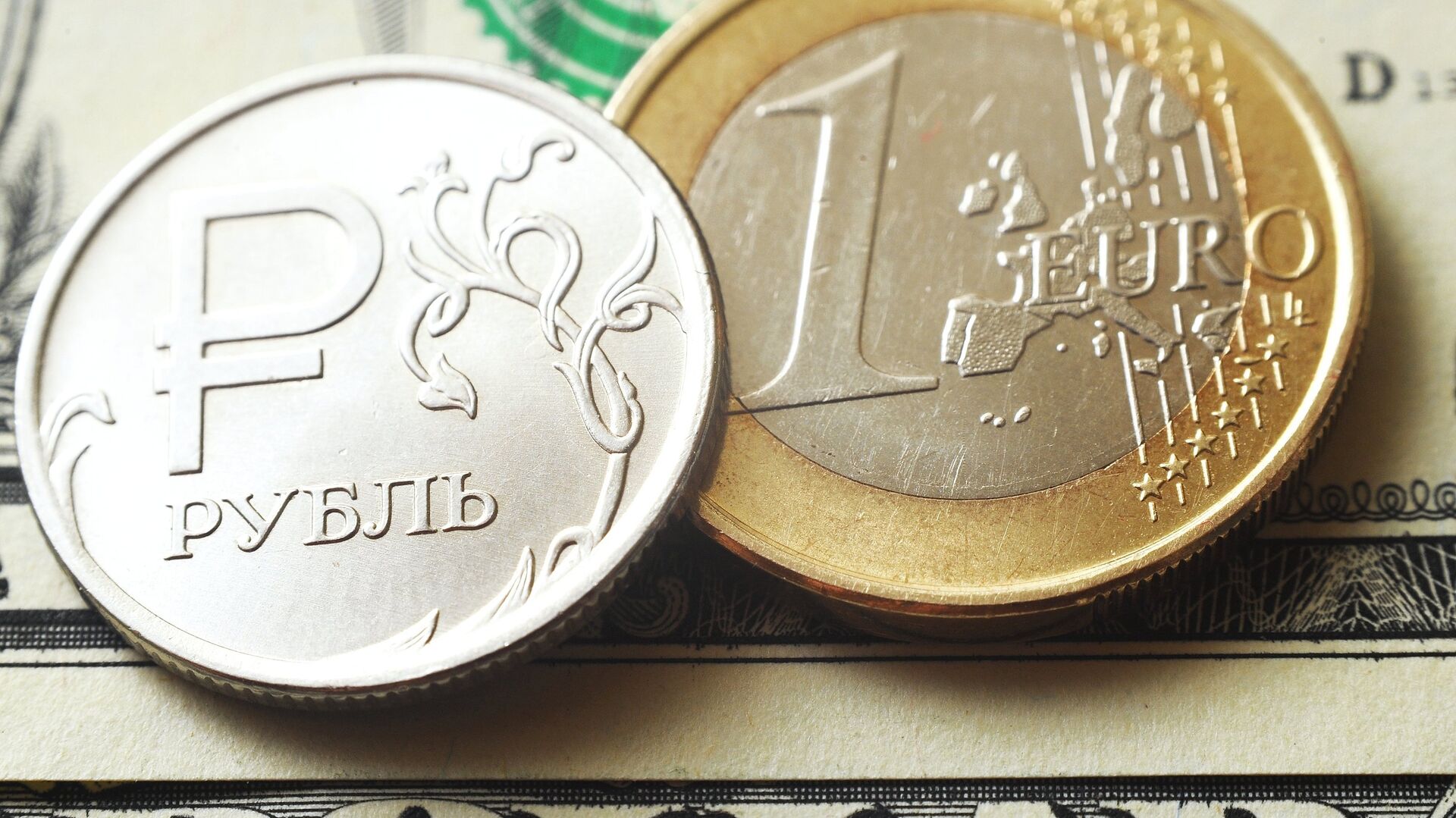 Монеты номиналом один рубль и один евро на банкноте один доллар США - ПРАЙМ, 1920, 01.07.2022