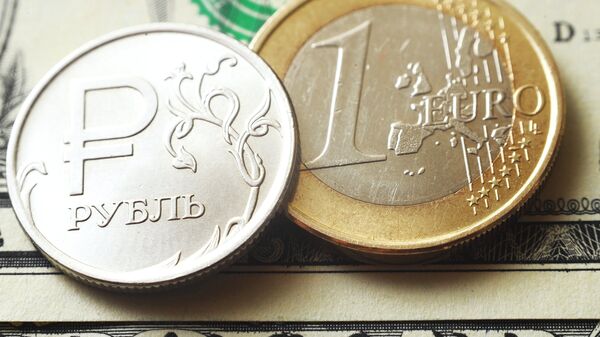 Монеты номиналом один рубль и один евро на банкноте один доллар США
